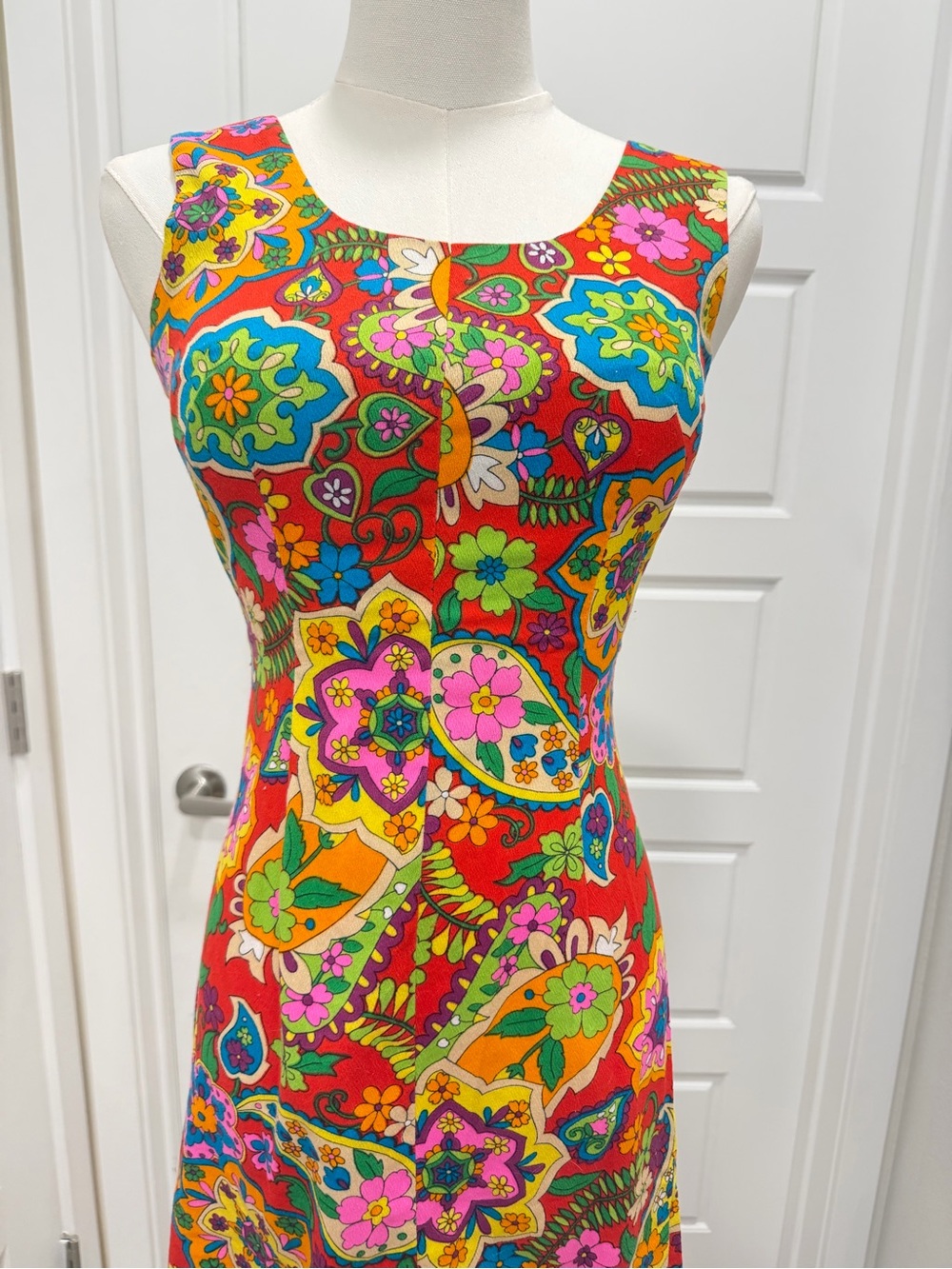 1970’s Vintage Vibrant Paisley Floral Maxi Sleeveless Dress - Red Multicolor - Picture 3 of 5